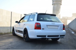 REAR SPLITTER AUDI RS4 B5 (with a vertical bar)