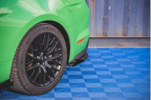Street Pro Rear Side Splitters V.1 + Flaps Ford Mustang GT Mk6 Facelift - Black + Gloss Flaps Street Pro Rear Side Splitters V.1 + Flaps Ford Mustang GT Mk6 Facelift - Black + Gloss Flaps