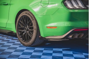Street Pro Rear Side Splitters V.1 + Flaps Ford Mustang GT Mk6 Facelift - Black + Gloss Flaps Street Pro Rear Side Splitters V.1 + Flaps Ford Mustang GT Mk6 Facelift - Black + Gloss Flaps
